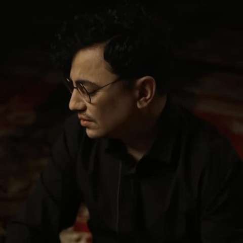 دانلود آهنگ محسن ابراهیم زاده هم خانه هم سقف و ستونم درد میکند